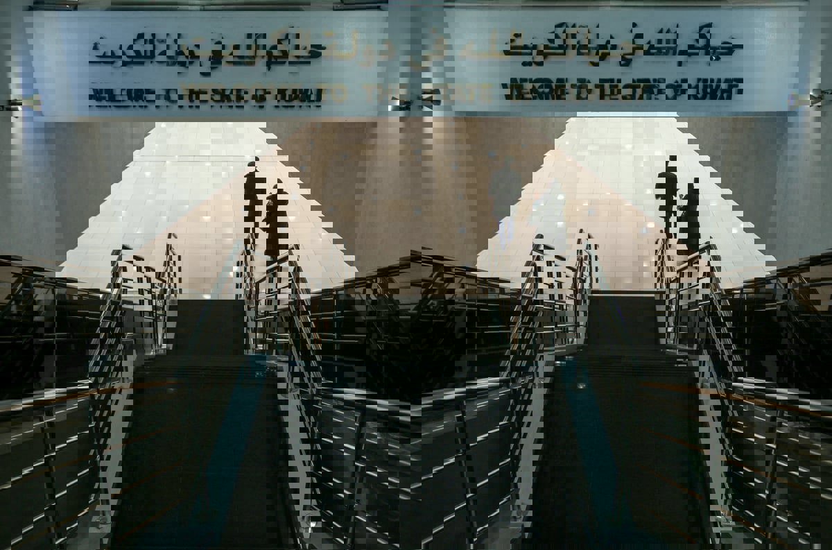 إعلان لمطار الكويت يعود لأربعين عاما يثير الجدل (فيديو)