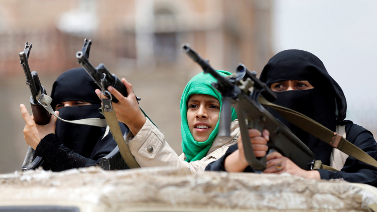 اليمن.. التحالف العربي يسلم 15 طفلًا غررت بهم الميليشيات الحوثية