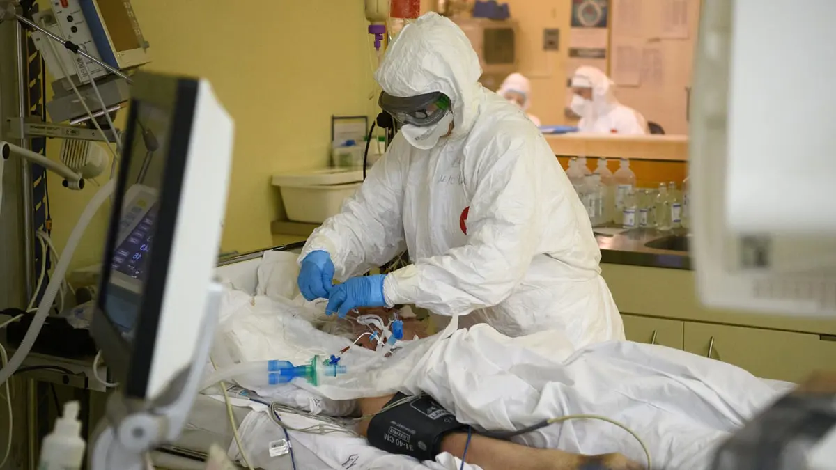 هل تؤذن "أوميكرون" بنهاية جائحة كورونا؟