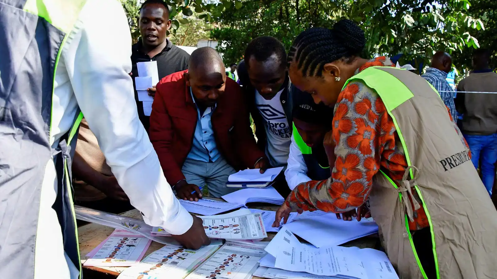 اتهامات بالتزوير واختطاف أنصار أبرز منافسي موسيفيني.. ماذا يحدث في أوغندا؟