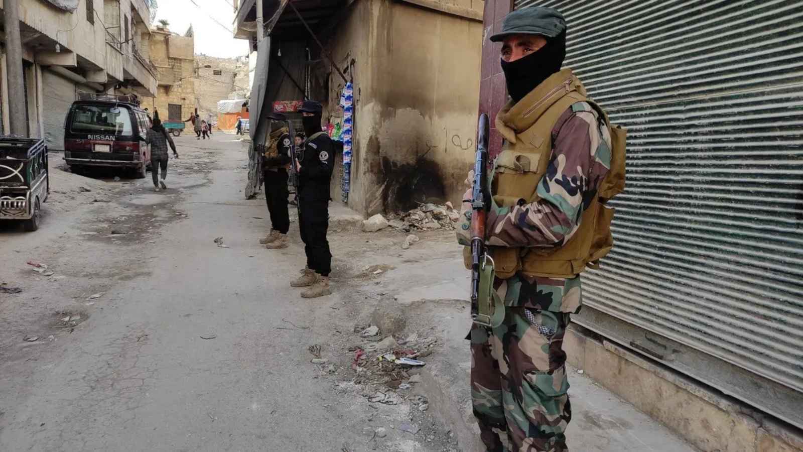 "اعتداء على القانون والدستور".. حماية القضاء تثير التساؤلات في سوريا