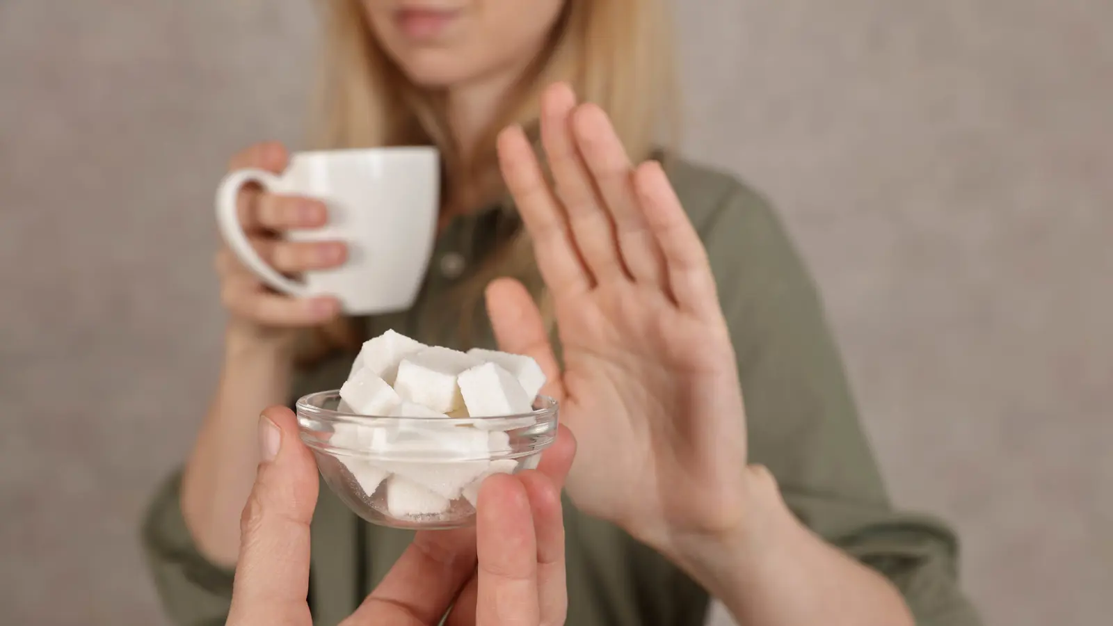 خفض السكر يحسّن مرونة البشرة ويخفف حب الشباب