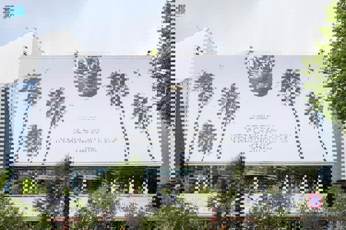 عارضة أزياء تقاضي مهرجان "كان" بتهمة "الاعتداء الجسدي" (فيديو)