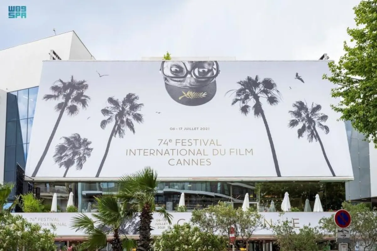 عارضة أزياء تقاضي مهرجان "كان" بتهمة "الاعتداء الجسدي" (فيديو)