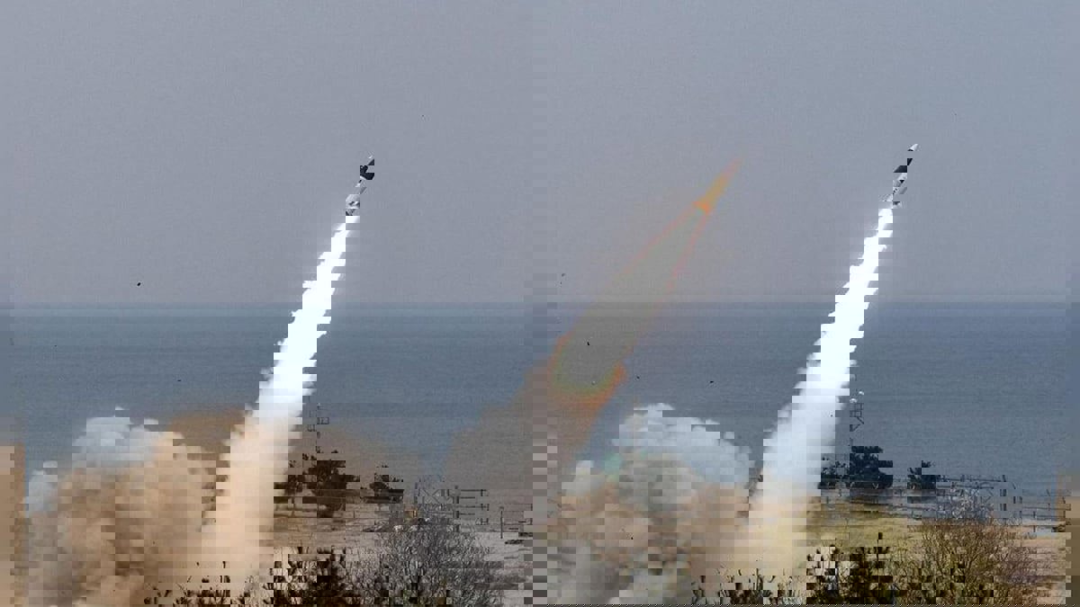 كوريا الشمالية تطلق صاروخين بالستيين