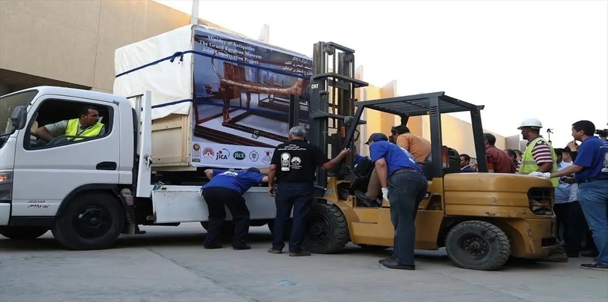 بالصور.. نقل سرير توت عنخ آمون "الذهبي" إلى المتحف الكبير غربي القاهرة‎
