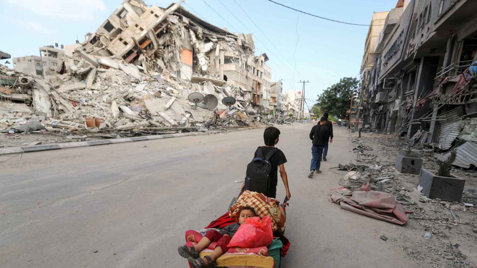 خبراء: السباق يحتدم بين السلطة وحماس وسط غياب التوافق على إدارة غزة