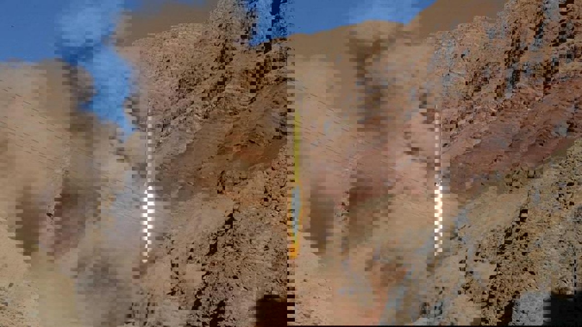 ميليشيات الحوثي تستهدف بالصواريخ معسكرا للجيش اليمني في أبين