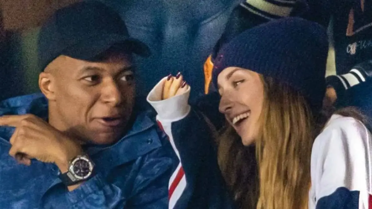 غموض حول صديقة مبابي بعد ظهوره برفقة فتيات خلال الإجازة