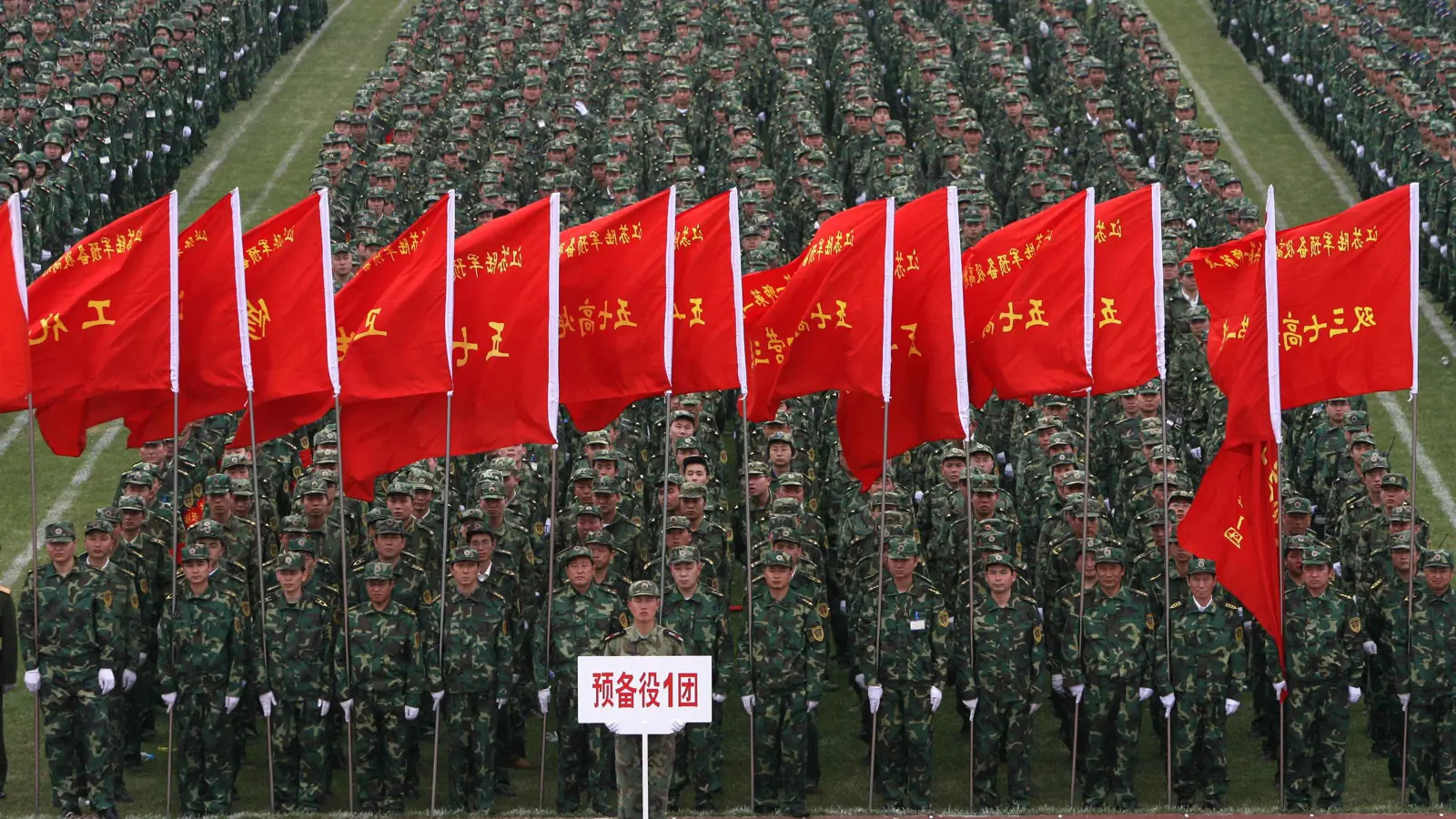 "لو فيغارو": شي جين بينغ "رائد أكبر عملية تحديث عسكري" في تاريخ الصين