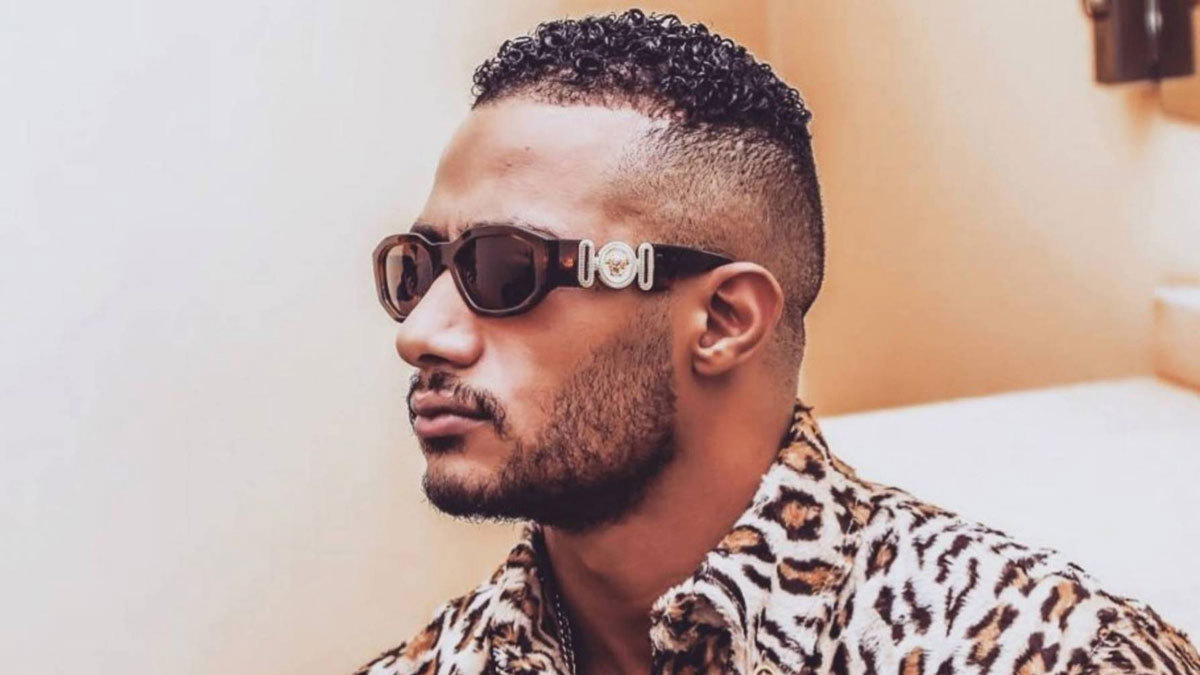 محمد رمضان يرد على الطيار الموقوف عن العمل بسببه: "أنا صعيدي ولن أتخلى عنك"