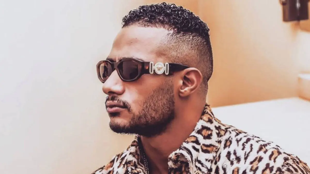 محمد رمضان يرد على الطيار الموقوف عن العمل بسببه: "أنا صعيدي ولن أتخلى عنك"