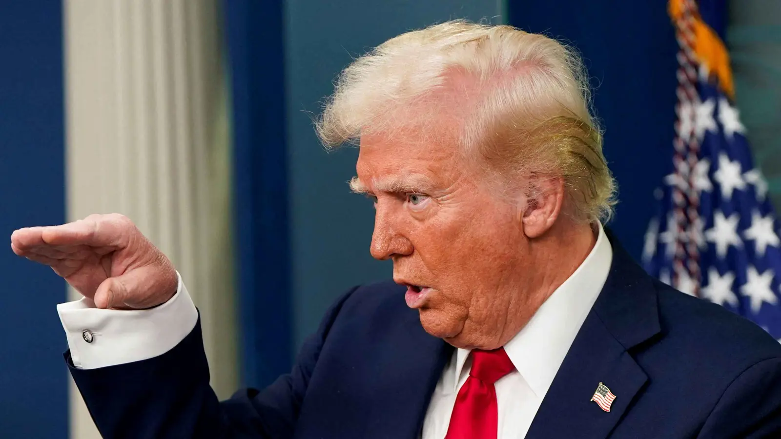 لماذا استخدم ترامب "المطرقة الاقتصادية الثقيلة" ضد كندا والمكسيك؟