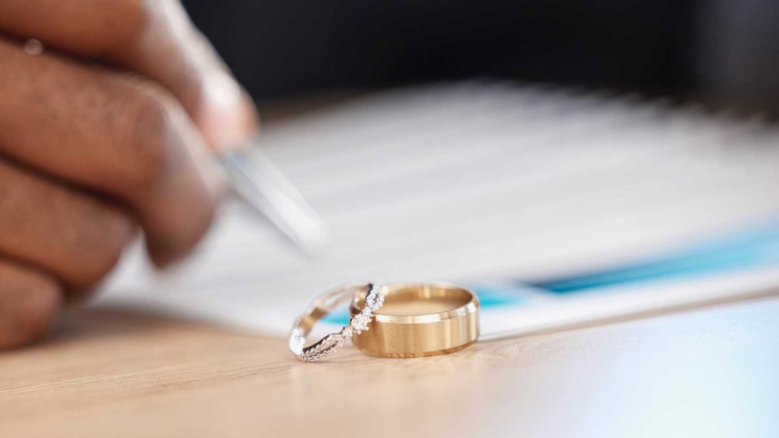 احتجاج غريب.. تركي يتدلى من الطابق الخامس بعد نزاع حول الطلاق (فيديو)