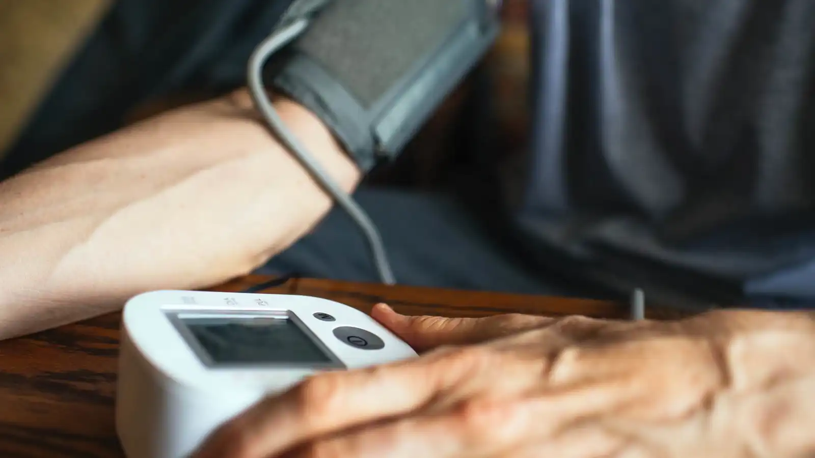 "خطوة واحدة" لا يجب تجاهلها عند قياس ضغط الدم في المنزل