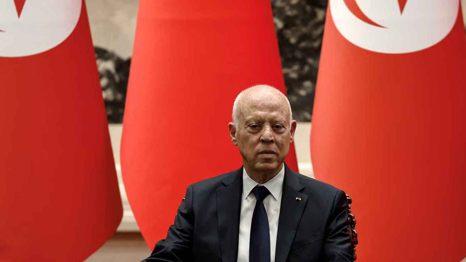 مع مرشح مسجون وآخر "متعطش".. الرئيس التونسي ينأى بنفسه عن "المناظرات"