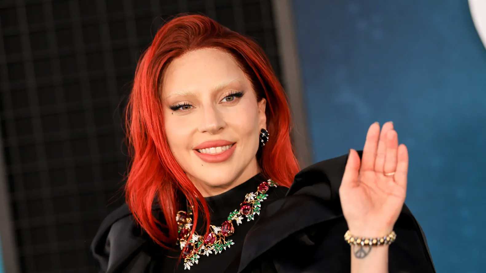 ليدي غاغا تسقط على المسرح خلال جولتها في فيغاس (فيديو)