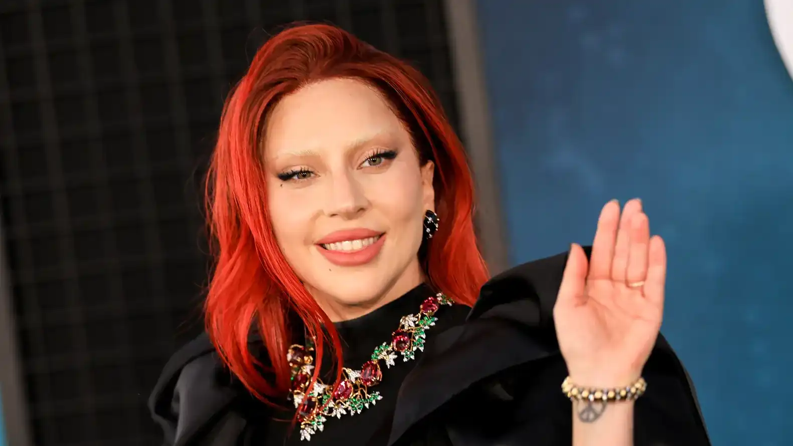 ليدي غاغا تسقط على المسرح خلال جولتها في فيغاس (فيديو)