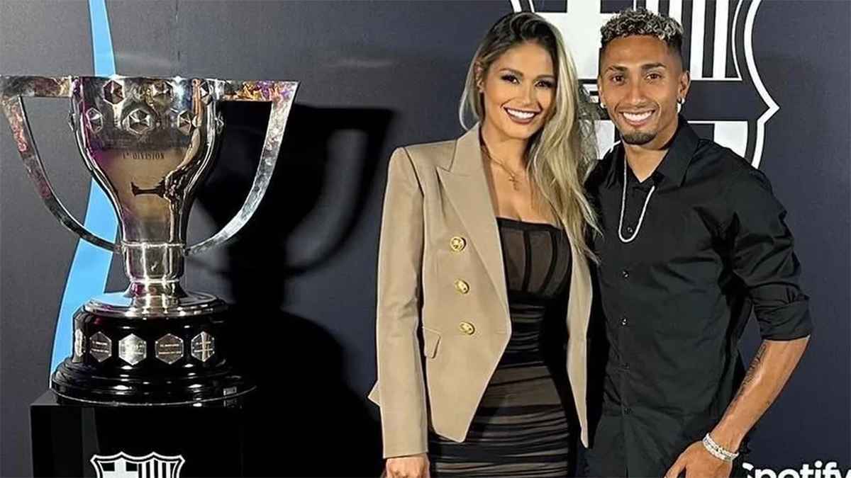 صعدت إشارة المرور.. تصرف جنوني من زوجة رافينيا في احتفالات برشلونة (فيديو)