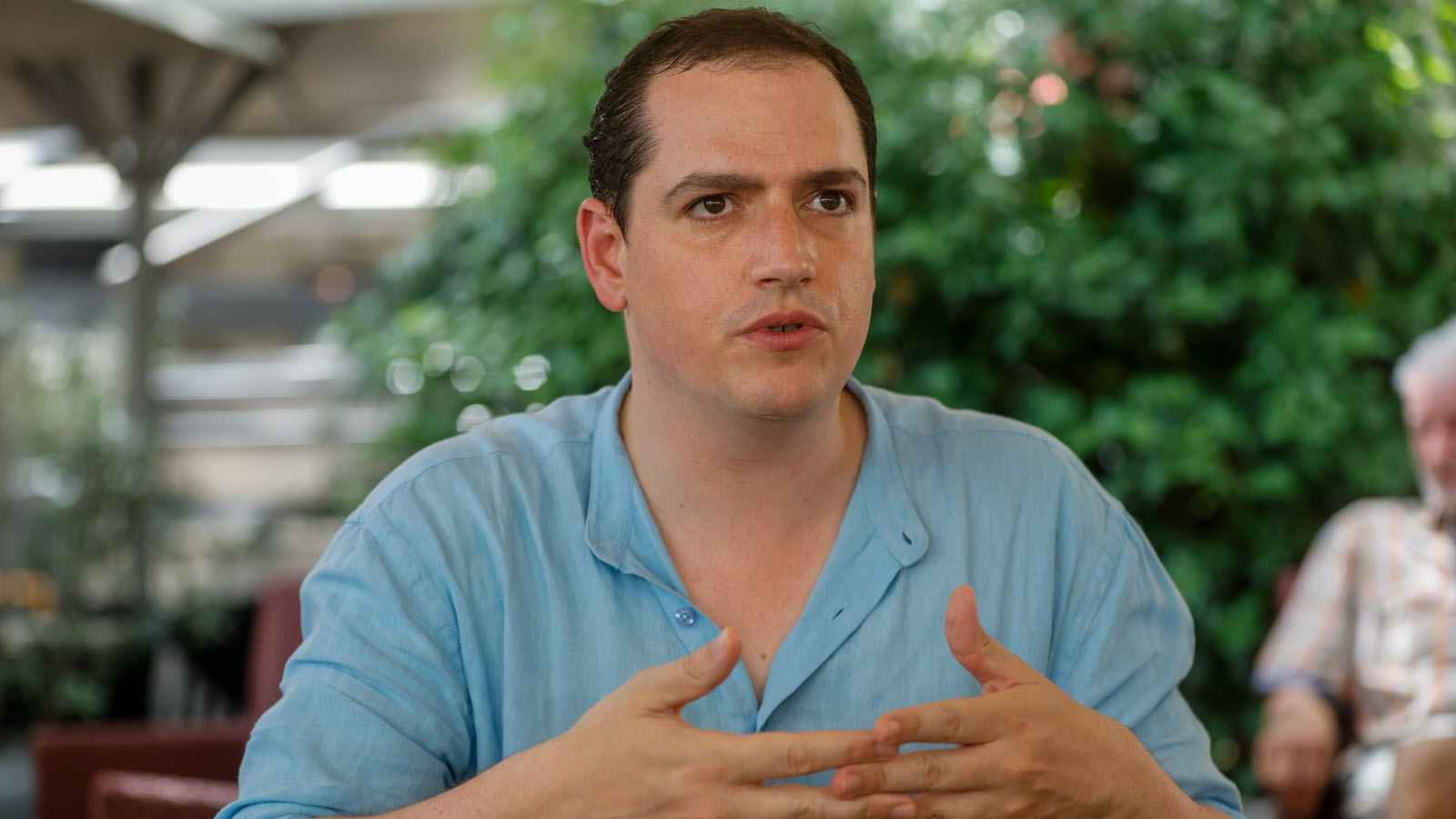 تحقيق رسمي مع مدير "أفينيون المسرحي" بتهم التحرش