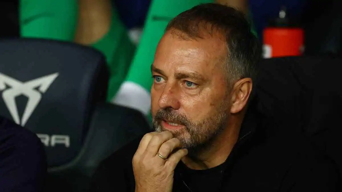 رغم الكوارث الدفاعية.. لماذا يرفض فليك تغيير أسلوب لعب برشلونة؟ (فيديو)