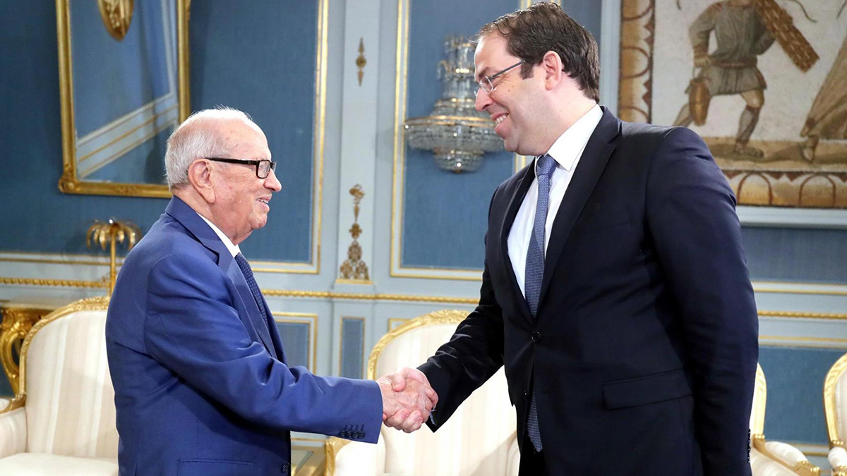 بعد قطيعة استمرت أشهرًا.. السبسي يعرض على "الشاهد" العودة إلى "نداء تونس"