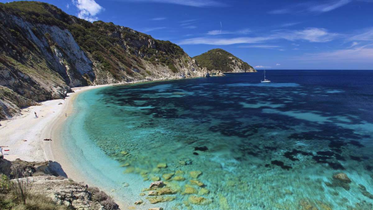 حريق ضخم في توسكانا الإيطالية يُجبر مئات السياح على الإجلاء