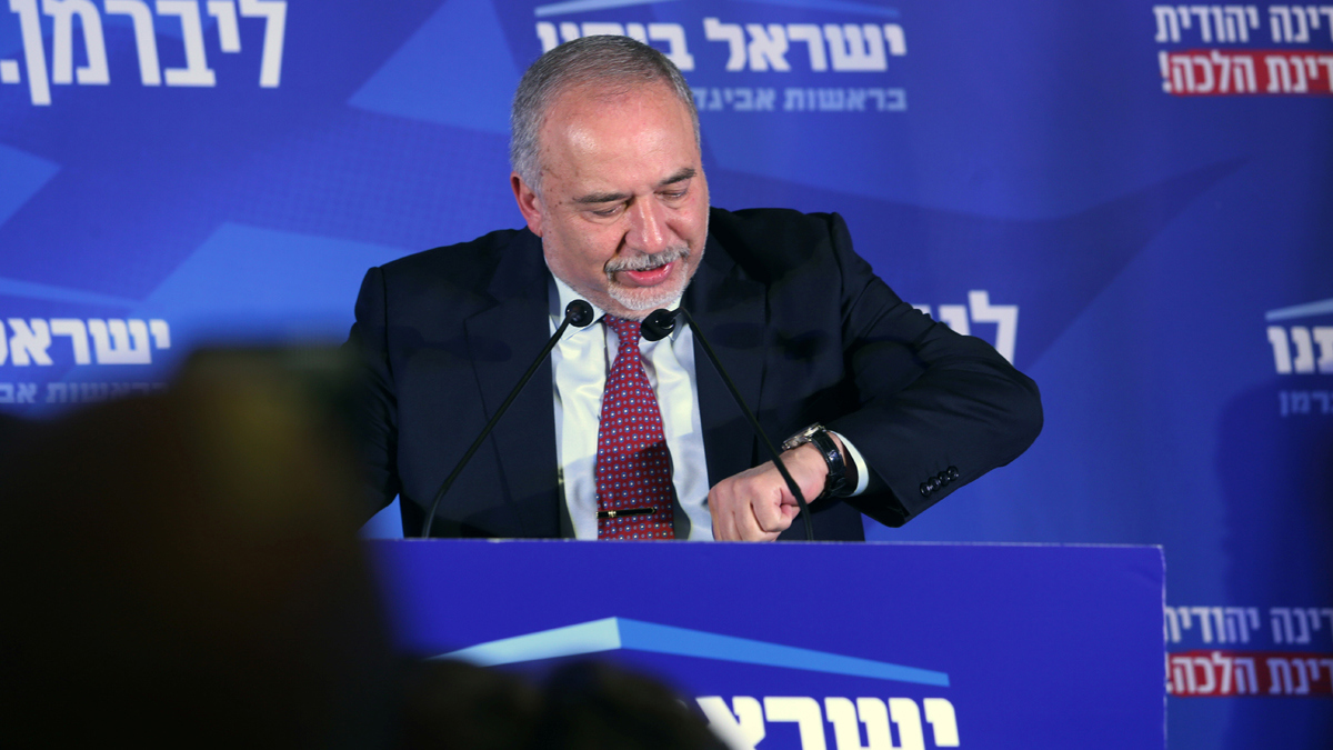 ليبرمان يدعو لحكومة وحدة وطنية تضمّ الليكود وحزب "أزرق أبيض"