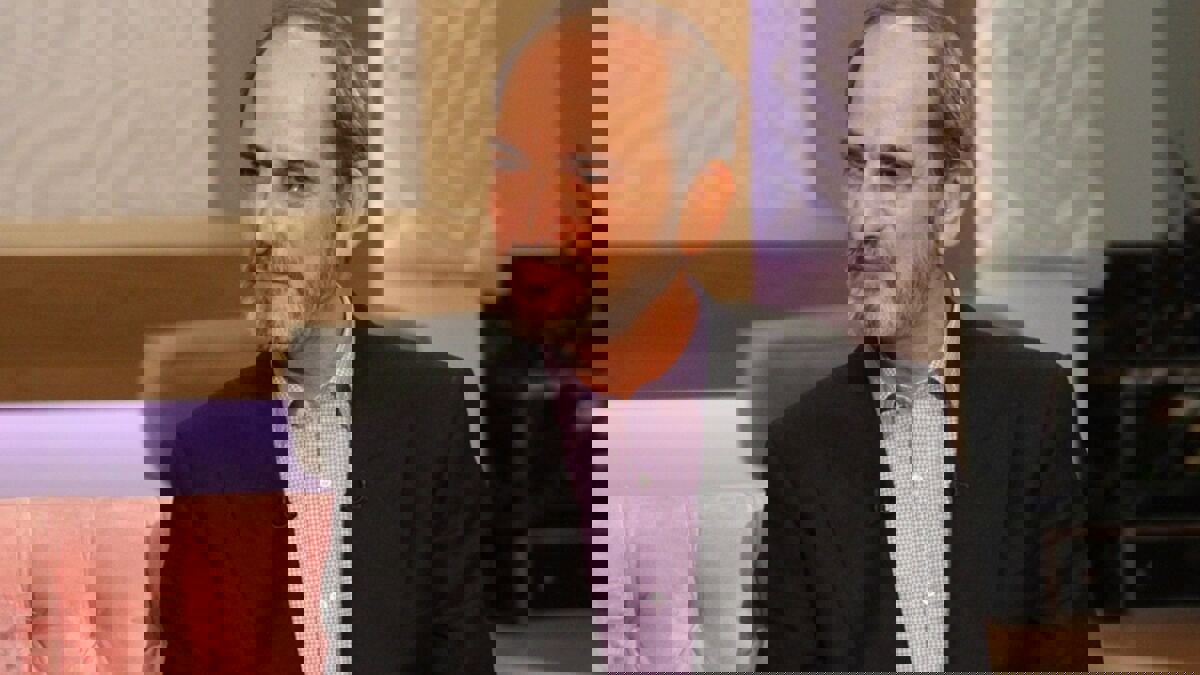 انهيار منة شلبي ومرافقة يسرا للجثمان.. مشاهد من تشييع جنازة الفنان هشام سليم