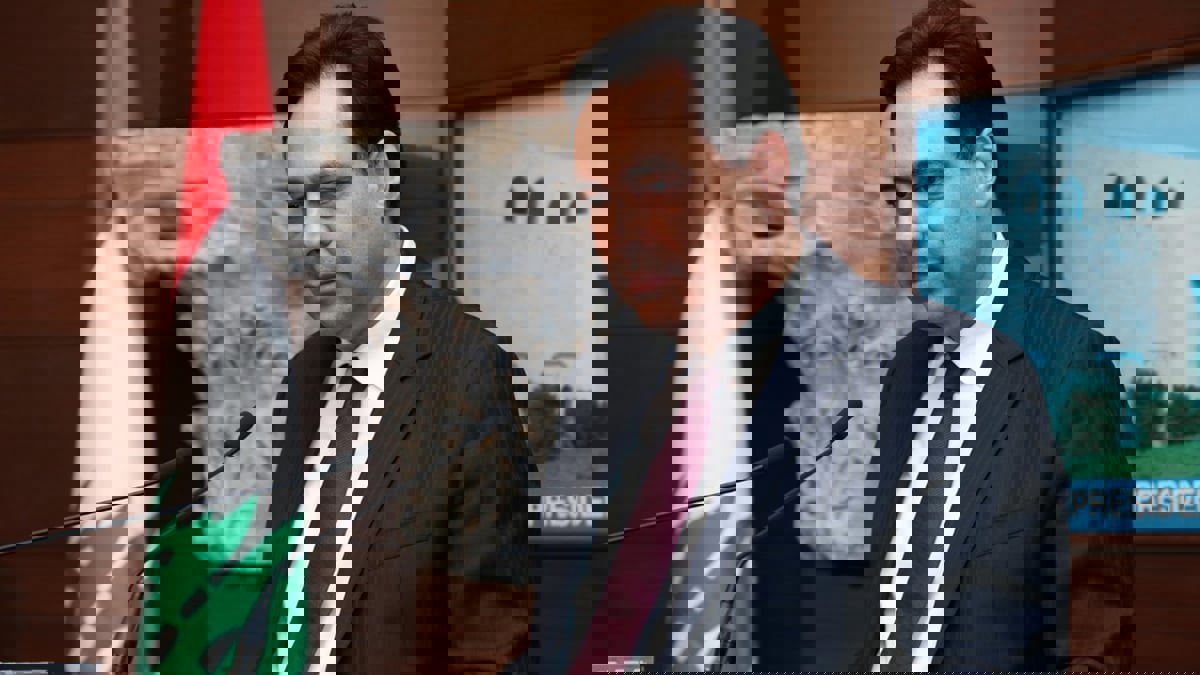 قبل أيام من موعد استجوابه بقضية المرفأ.. حسان دياب يغادر لبنان