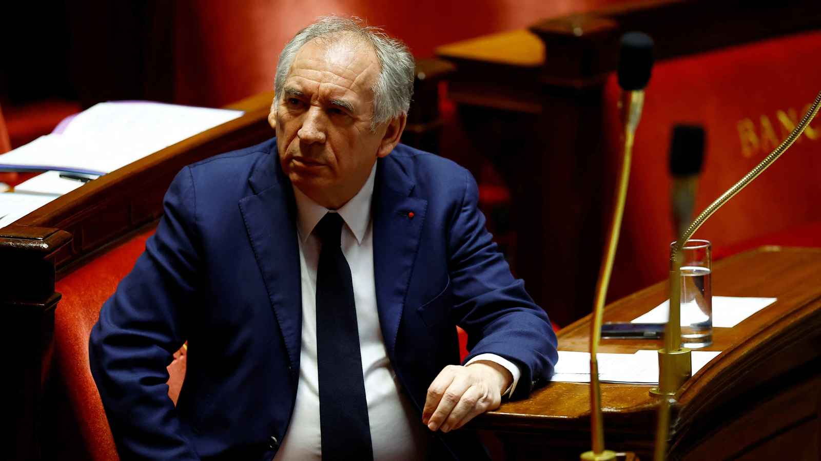 خطوة "محفوفة بالمخاطر".. 49.3 آخر أوراق بايرو لتمرير الميزانية