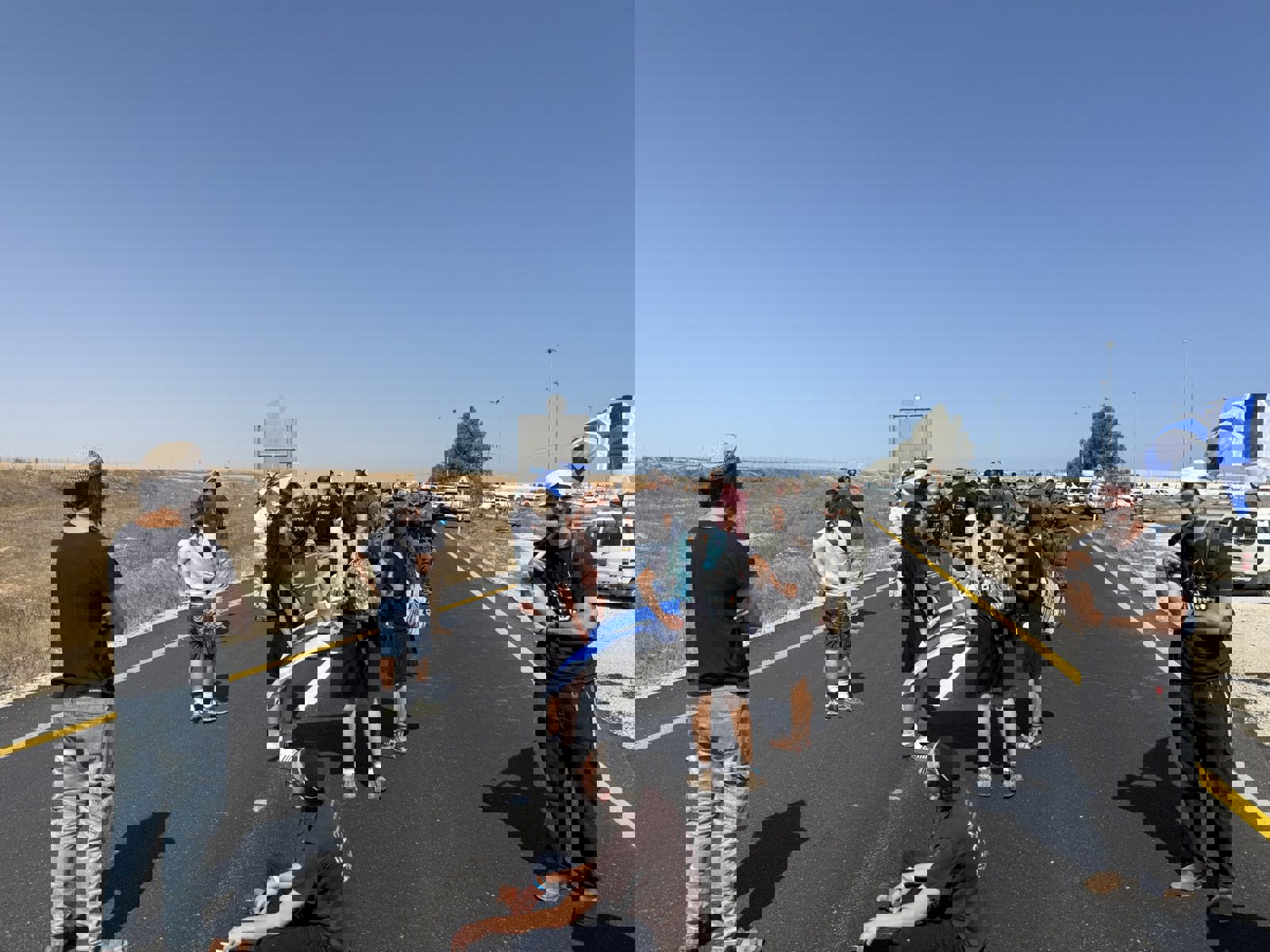 مستوطنون يعيقون دخول شاحنات المساعدات إلى غزة (فيديو وصور)