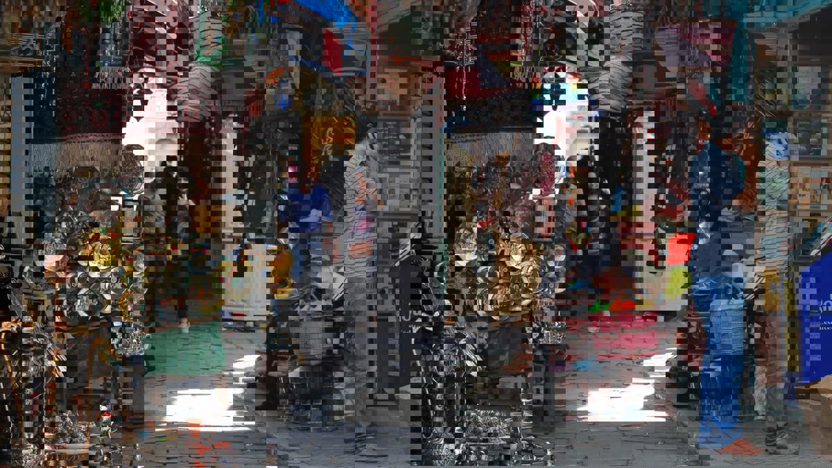 بعد عامين من الركود.. أجواء رمضان تعيد الروح إلى أسواق المدينة العتيقة في تونس