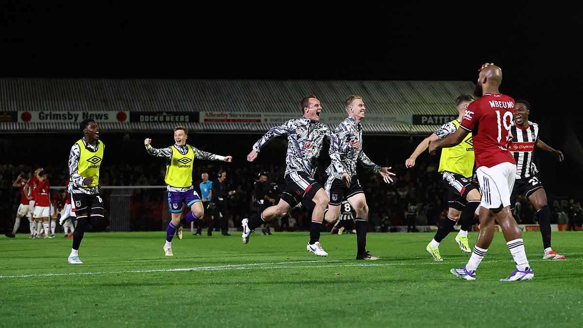 عريق جدا.. مفاجآت مدوية عن غريمسبي تاون الذي أطاح بمانشستر يونايتد