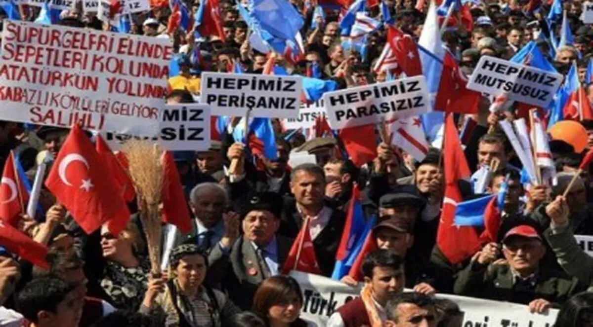 أتراك يتظاهرون ضد الوجود السوري في بلادهم