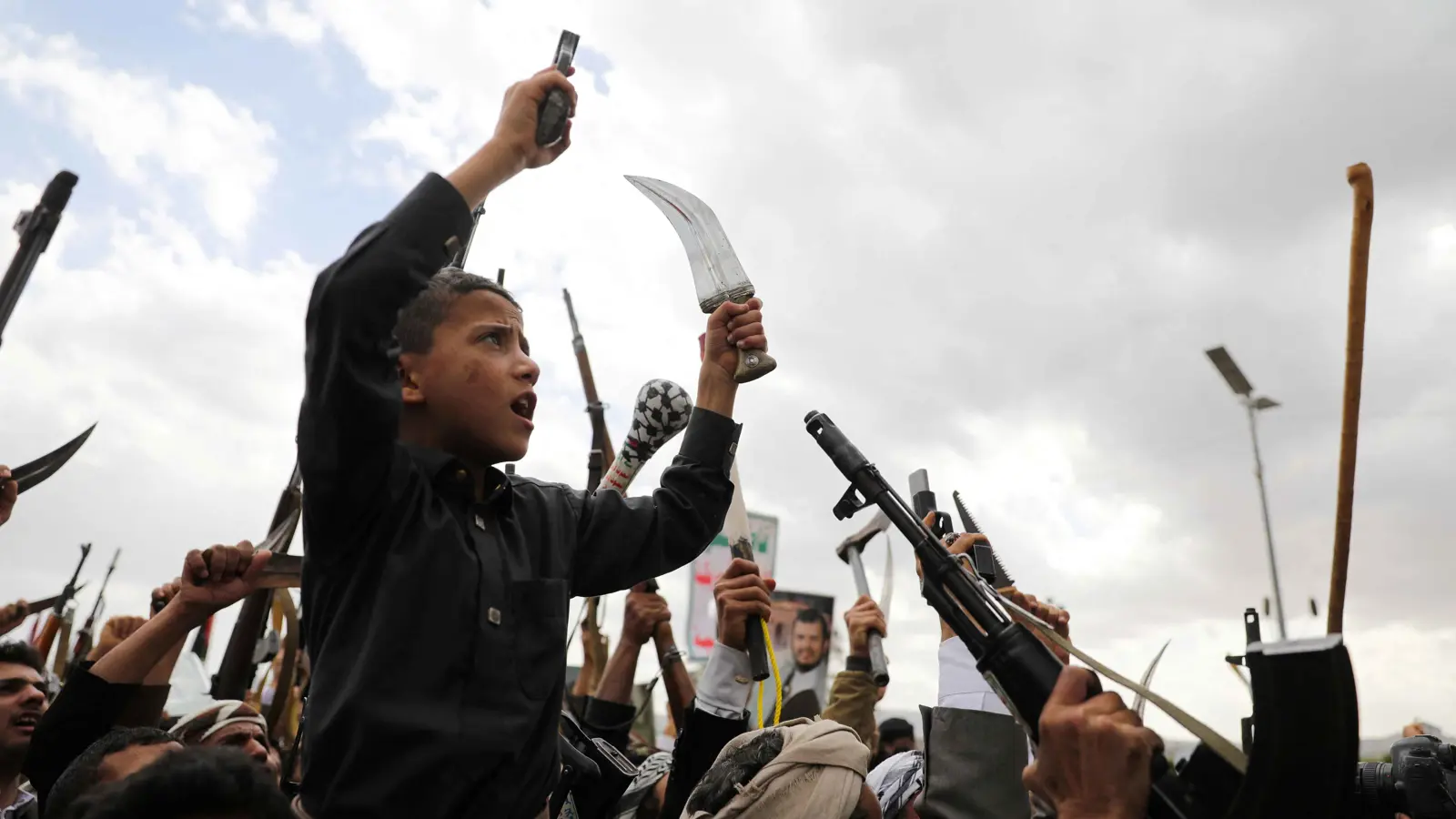 فض بالقوة.. الحوثيون يجددون ضغوطهم لتفكيك "المؤتمر الشعبي" في صنعاء