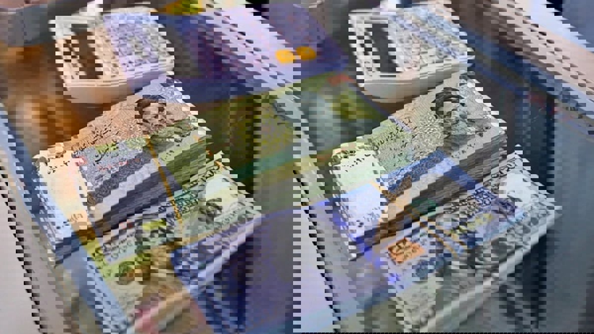 مع الانهيار الجديد للعملة .. النظام الإيراني يتهرب من المسؤولية ويهاجم المضاربين