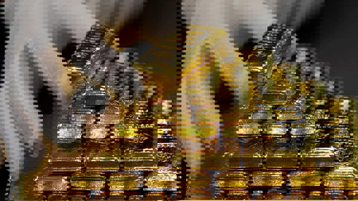 الذهب يصعد فوق 1800 دولار