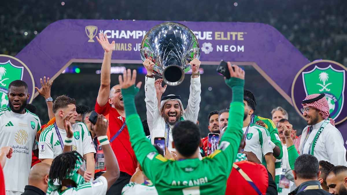 أسطورة الكرة السعودية يظهر بقميص الأهلي على الهواء (فيديو)