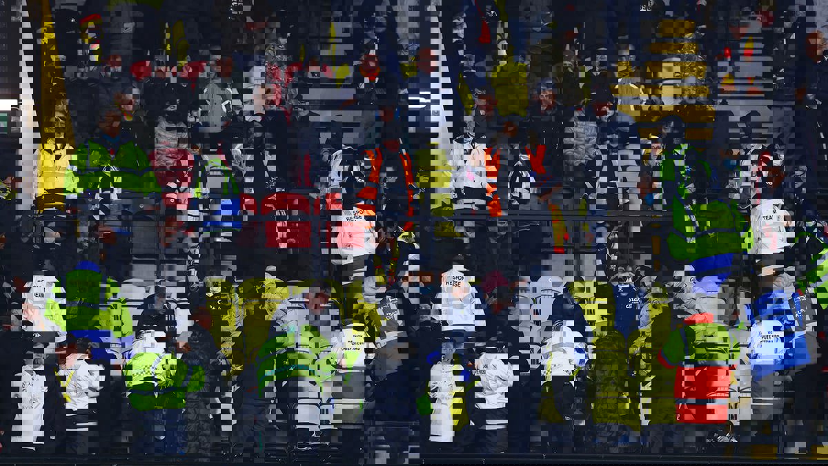 إيقاف مباراة واتفورد وتشيلسي لإصابة أحد الجماهير بأزمة قلبية