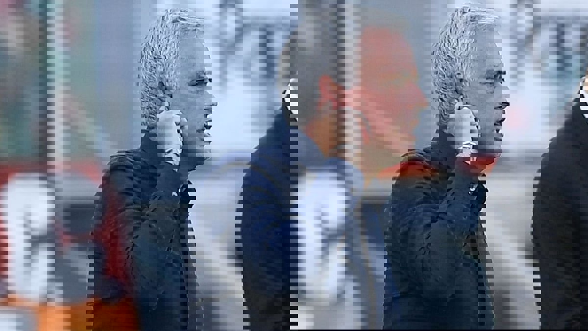 طرد مورينيو بعد إشارة مثيرة في مباراة روما ومونزا (فيديو)