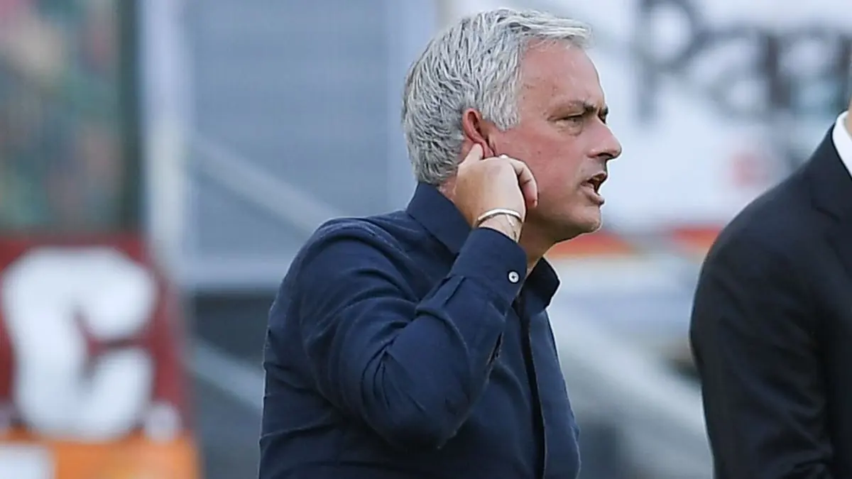 طرد مورينيو بعد إشارة مثيرة في مباراة روما ومونزا (فيديو)