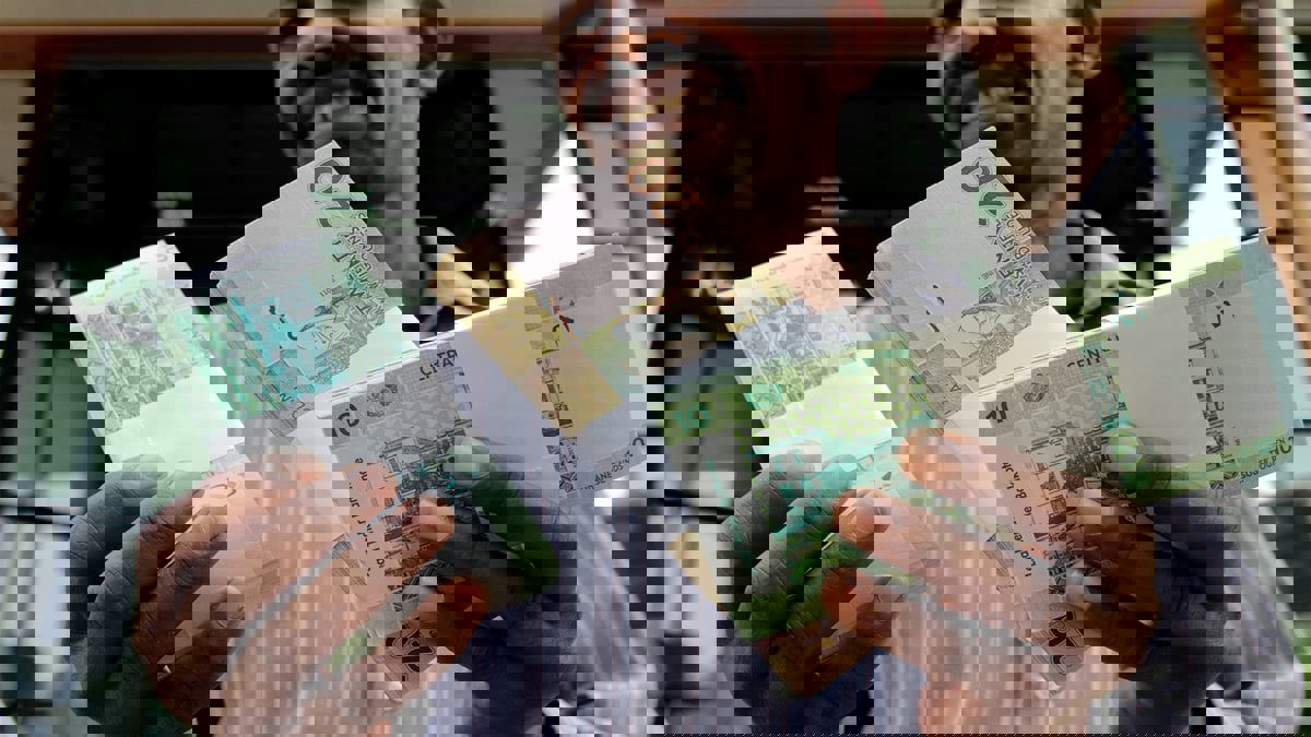 وسط ظروف اقتصادية صعبة.. انخفاض قياسي للجنيه السوداني أمام الدولار