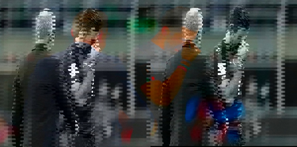 شاهد.. بوفون يذرف الدموع بعد فشل التأهل إلى كأس العالم (فيديو)