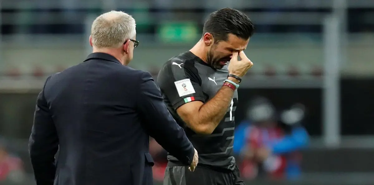 شاهد.. بوفون يذرف الدموع بعد فشل التأهل إلى كأس العالم (فيديو)