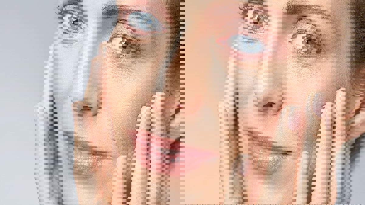 منها أكياس الشاي.. نصائح من خبراء للعناية بمنطقة تحت العينين