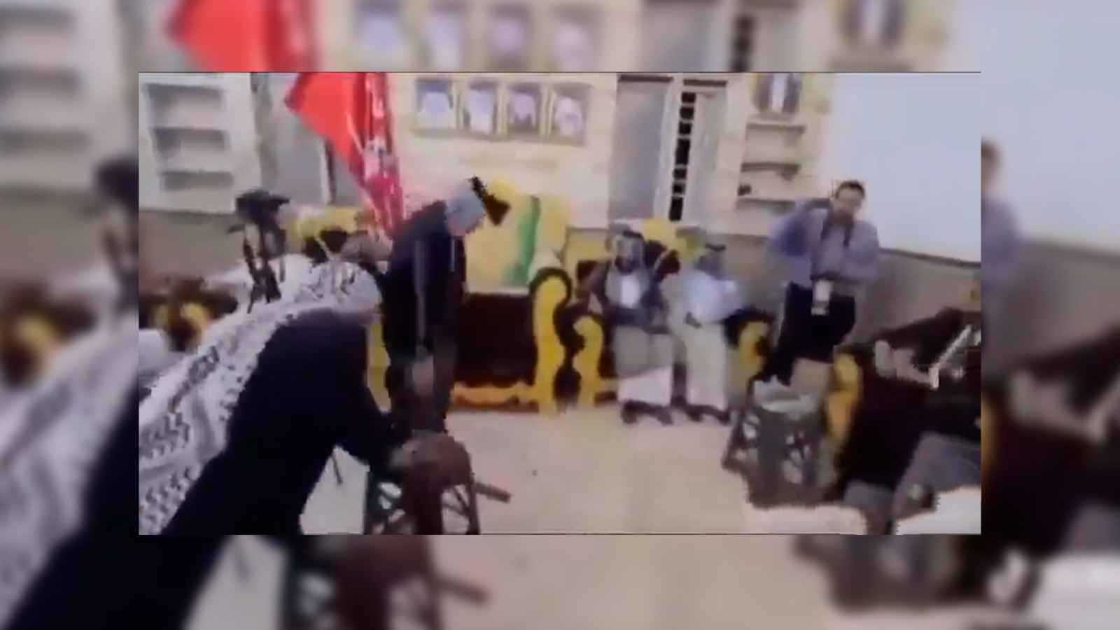 بالسيف.. شيخ عشيرة يقطع إصبعه "هدية" لرئيس الوزراء العراقي (فيديو)