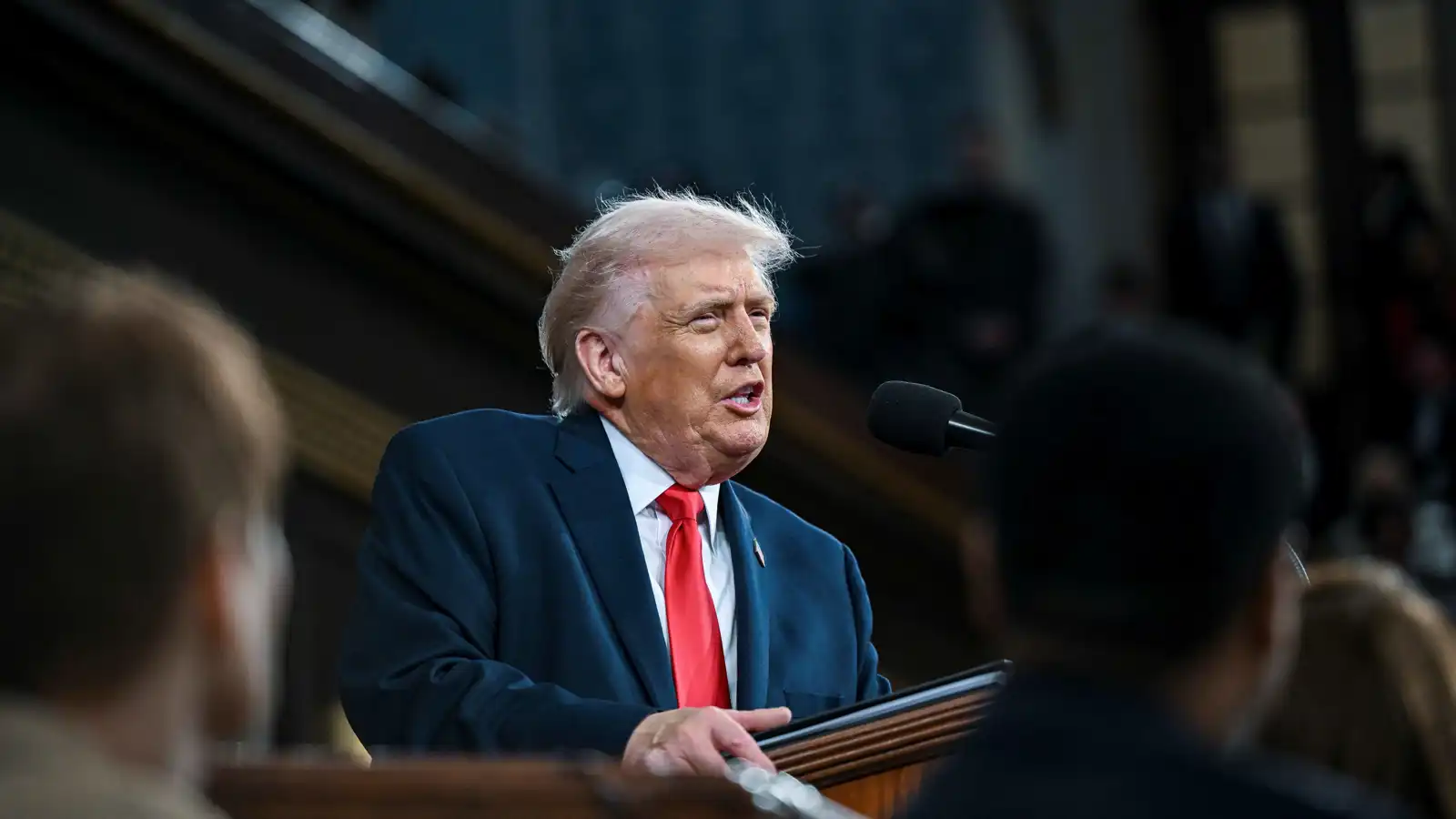 "نحن نعاني والاقتصاد غير مزدهر".. الأمريكيون يرفضون تصريحات ترامب