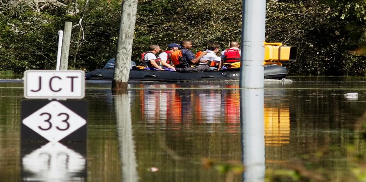 الفيضانات تجتاح بلدة في كارولاينا الشمالية وقتلى الإعصار ماثيو يصلون إلى 22 (صور)
