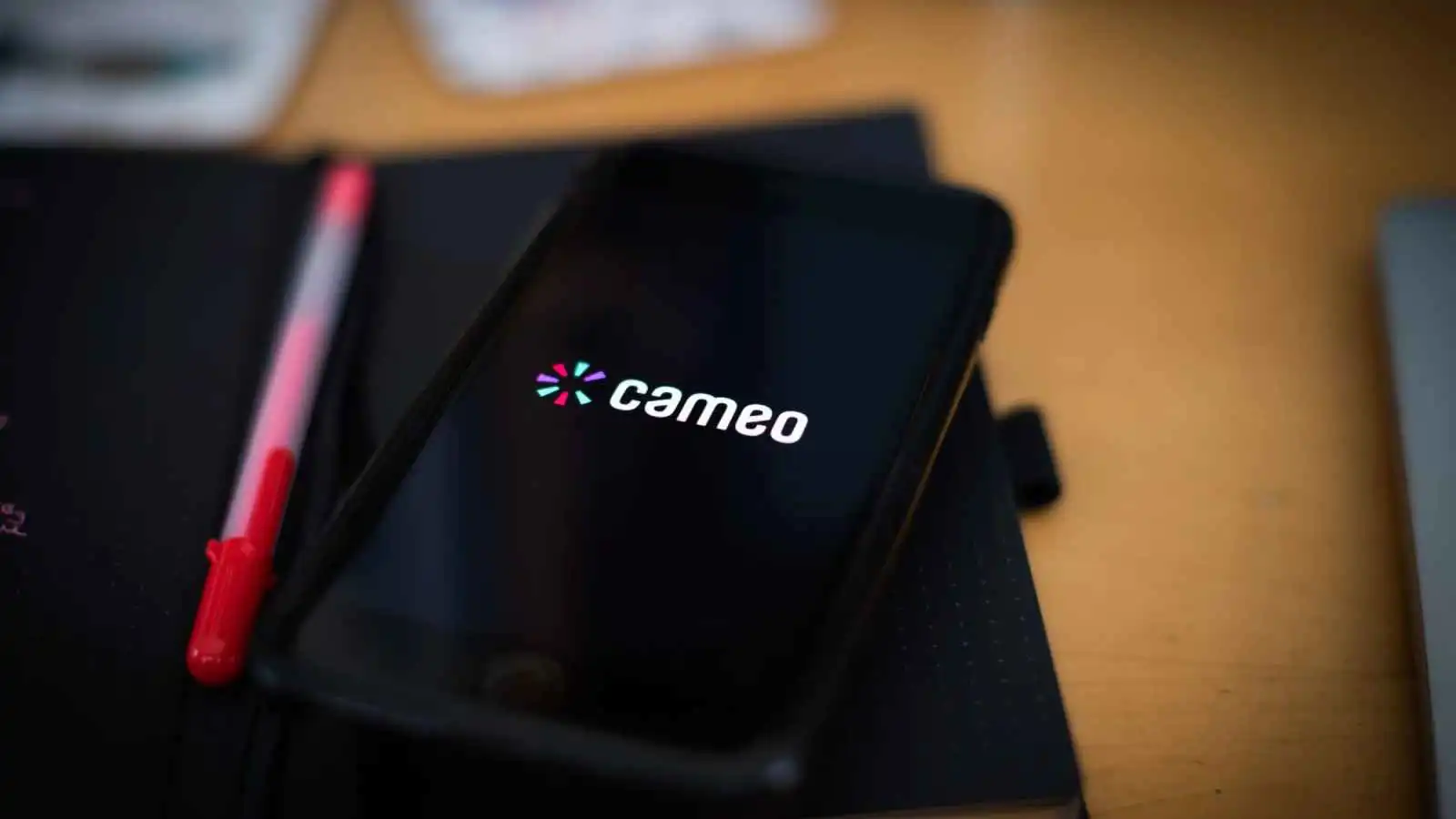 تحالف المشاهير.. "كاميو" يقتحم "تيك توك" لاستعادة بريقه الرقمي